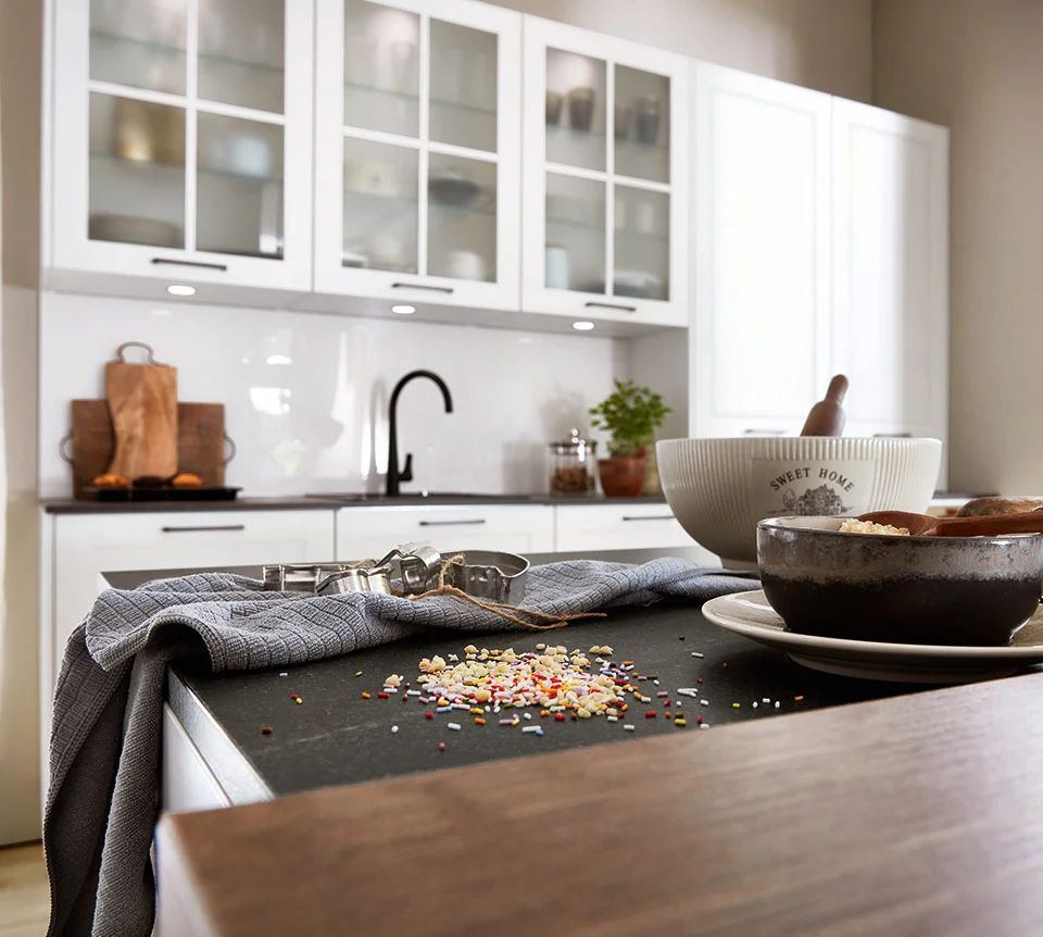 Lachende junge Frau mit Avocado