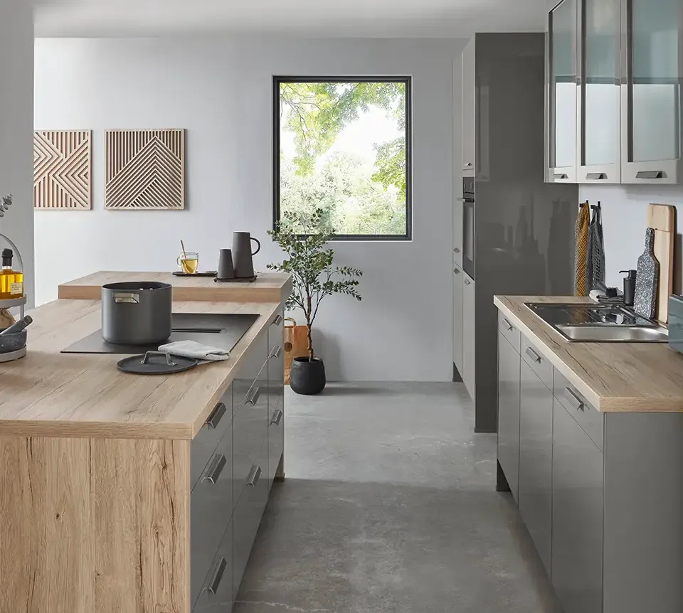 Foto einer Luxusküche mit Kochinsel