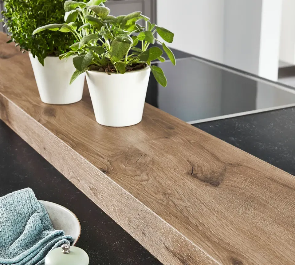 Foto einer mediterranen Küche mit rustikaler Holztheke mit Küchenkräutern