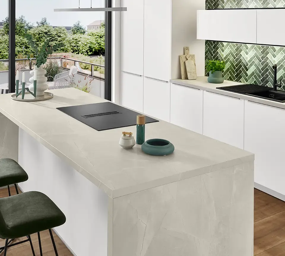 Foto einer hellen mediterranen Küche