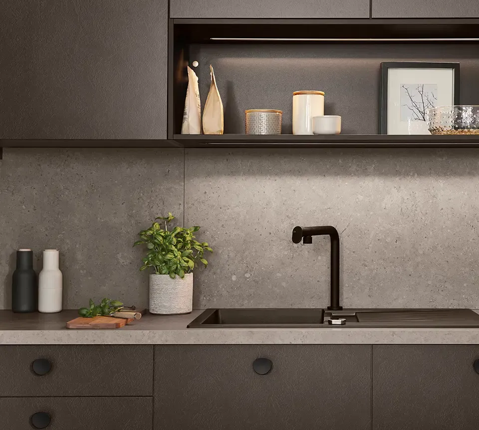 Foto einer modernen grauen Küchenzeile mit offenen Schrankmodulen