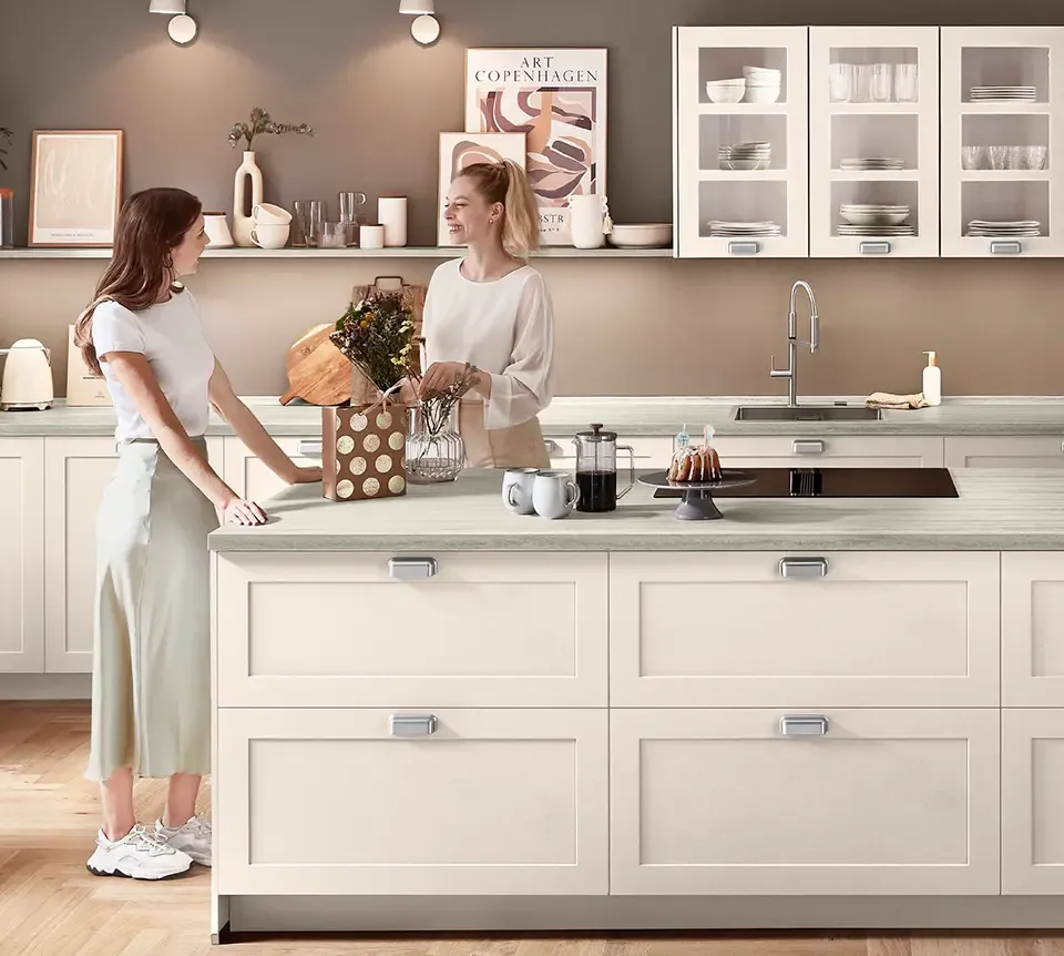 Foto einer gemütlichen hellen Landhausküche